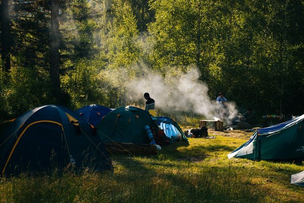 Techniques pour créer un environnement de sommeil sécurisé pour les tout-petits en camping familial ?