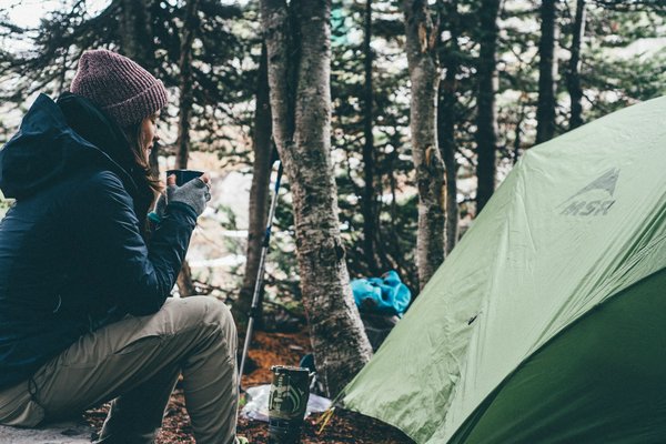 Comment faire face aux défis psychologiques du camping en solitaire prolongé ?