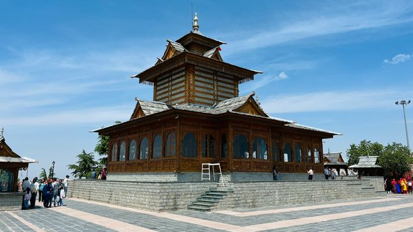 Comment découvrir les monastères bouddhistes perchés dans les montagnes du Laos ?